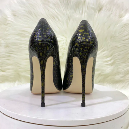 2024 Fashion Embossing Pumps Black Pointed Toe..
