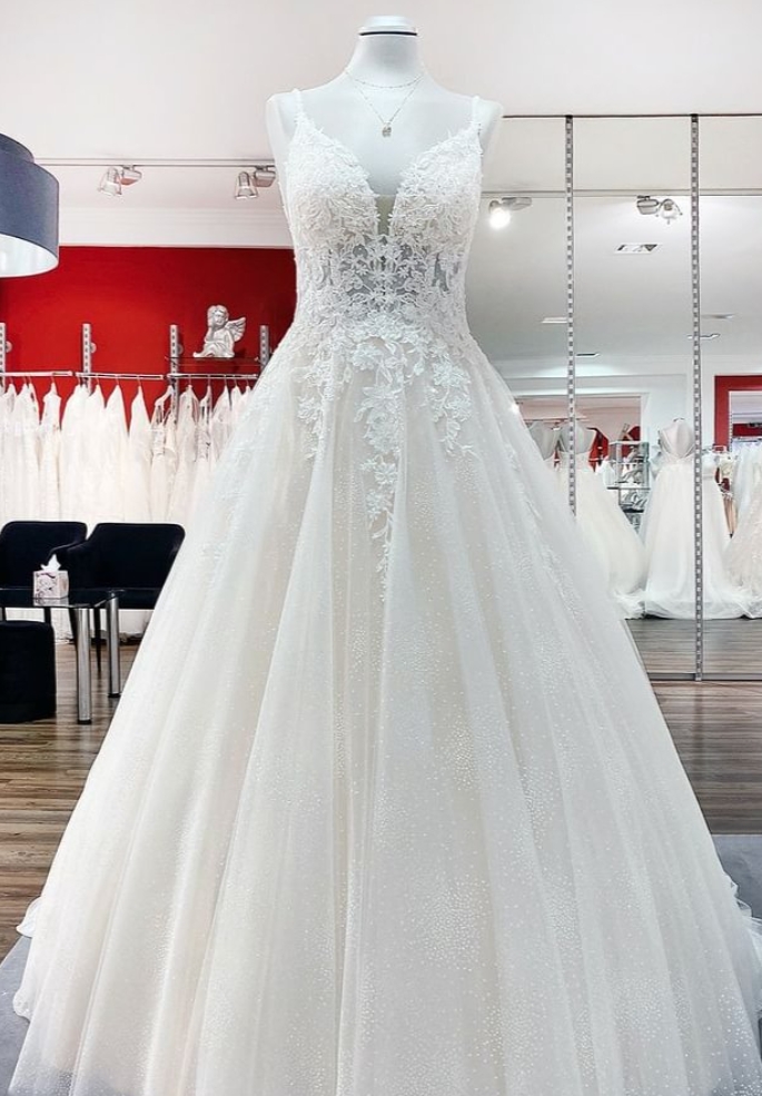 Sexy Long A-Line V-neck Spaghetti Straps Appliques Lace Backless Wedding Dress main image 0